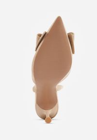 Renee - Beżowe Szpilki z Imitacji Zamszu z Paskiem na Piętę i Ozdobną Kokardą Themigeia. Nosek buta: otwarty. Zapięcie: pasek. Kolor: beżowy. Materiał: zamsz. Wzór: aplikacja. Sezon: lato. Obcas: na szpilce. Wysokość obcasa: średni #5