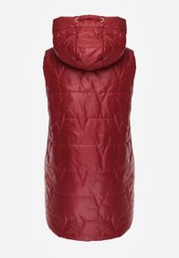 Renee - Czerwona Długa Kamizelka Pikowana z Nieodpinanym Kapturem Ozdobiona Naszywką Kasseda. Okazja: na co dzień. Kolor: czerwony. Materiał: jeans, poliester. Długość: długie. Wzór: aplikacja. Styl: casual #7