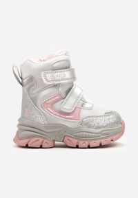Born2be - Srebrno-Różowe Ocieplane Płaskie Botki Ozdobione Metalicznymi Wstawkami Leawena. Okazja: na co dzień. Zapięcie: rzepy. Kolor: srebrny. Materiał: jeans. Wzór: aplikacja. Styl: casual, elegancki