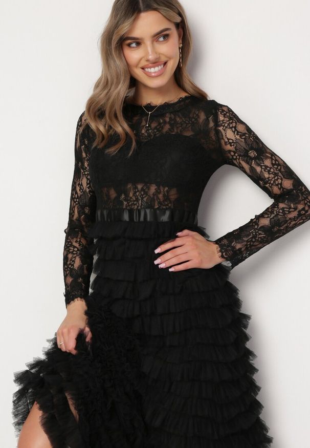 Born2be - Czarna Maxi Sukienka Rozkloszowana z Koronkową Górą i Tiulowymi Falbankami Firina. Typ kołnierza: kołnierz z falbankami. Kolor: czarny. Materiał: tiul, koronka. Długość: maxi