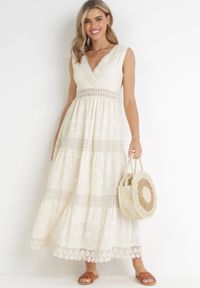 Born2be - Beżowa Koronkowa Sukienka Maxi z Kopertowym Dekoltem i Wiązaniem na Plecach Hossia. Kolor: beżowy. Materiał: koronka. Wzór: ażurowy. Sezon: wiosna, lato. Typ sukienki: kopertowe. Długość: maxi #4