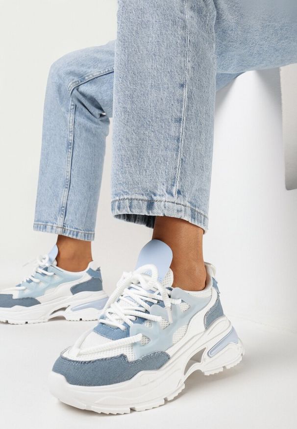 Born2be - Biało-Niebieskie Sneakersy na Grubej Podeszwie z Wycięciami i Ozdobnym Sznurowaniem Lenisa. Kolor: niebieski