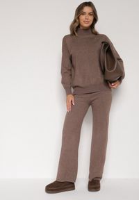 Born2be - Ciemnobeżowy Klasyczny Dzianinowy Komplet z Wiskozą Szerokie Spodnie i Sweter Półgolf Reillena. Kolor: beżowy. Materiał: dzianina, wiskoza #3