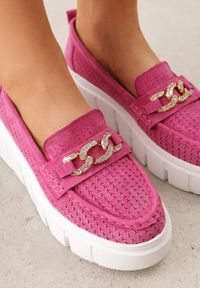 Born2be - Fuksjowe Skórzane Mokasyny na Grubej Podeszwie Zdobione Perforacją i Łańcuszkiem Ariuk. Okazja: do pracy, na co dzień. Kolor: różowy. Materiał: skóra. Wzór: aplikacja. Styl: elegancki, casual #8