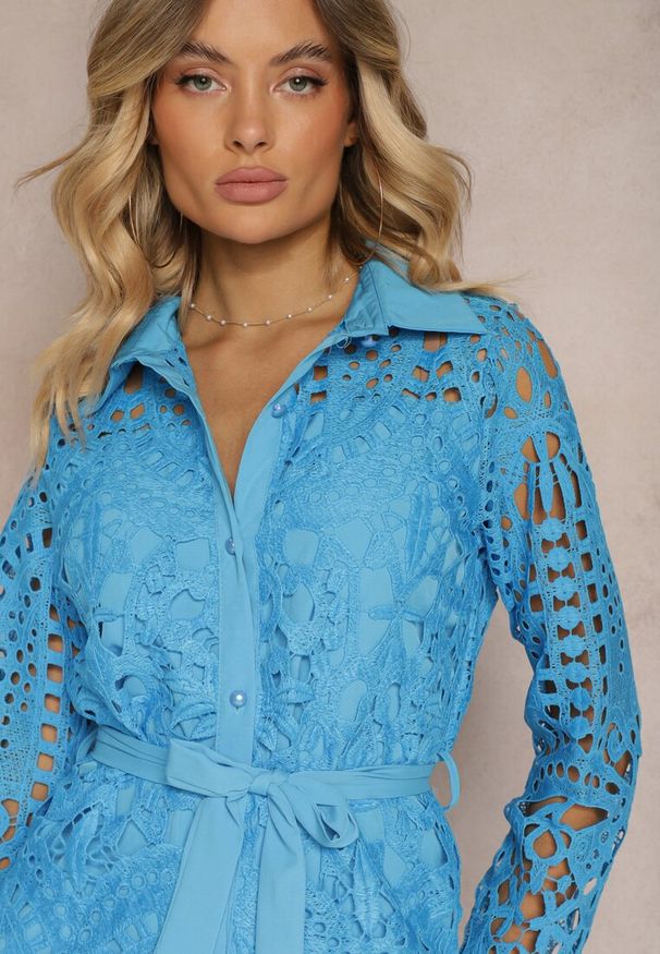 Renee - Niebieska Koszulowa Sukienka Mini z Ażurowej Koronki i Paskiem Norila. Kolor: niebieski. Materiał: koronka. Wzór: ażurowy, koronka. Typ sukienki: koszulowe. Styl: klasyczny. Długość: mini