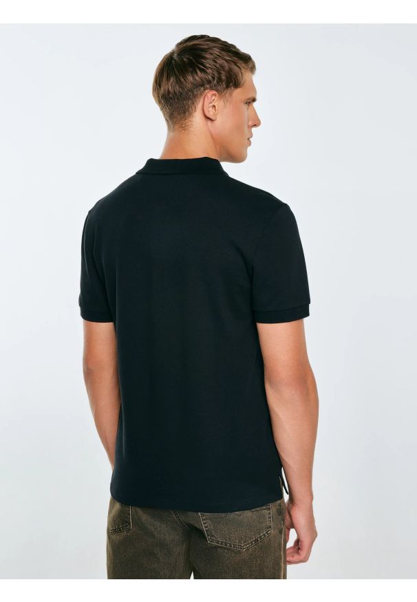 Big-Star - Koszulka męska polo czarna Livier 906. Okazja: na spotkanie biznesowe. Typ kołnierza: polo. Kolor: czarny. Materiał: dzianina, materiał, skóra. Wzór: aplikacja, haft. Styl: biznesowy, elegancki, klasyczny