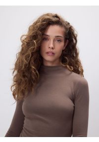 Reserved - Gładki longsleeve - brązowy. Kolor: brązowy. Materiał: dzianina, wiskoza. Długość rękawa: długi rękaw. Wzór: gładki
