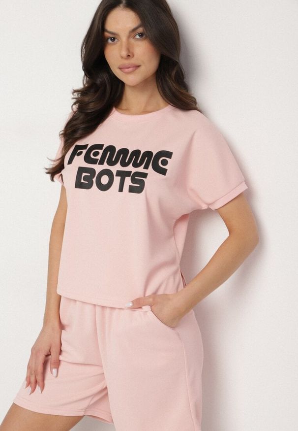 Born2be - Różowy T-shirt Ozdobiony Napisem Devenee. Okazja: na co dzień. Kolor: różowy. Materiał: jeans. Wzór: napisy, aplikacja. Styl: klasyczny, casual