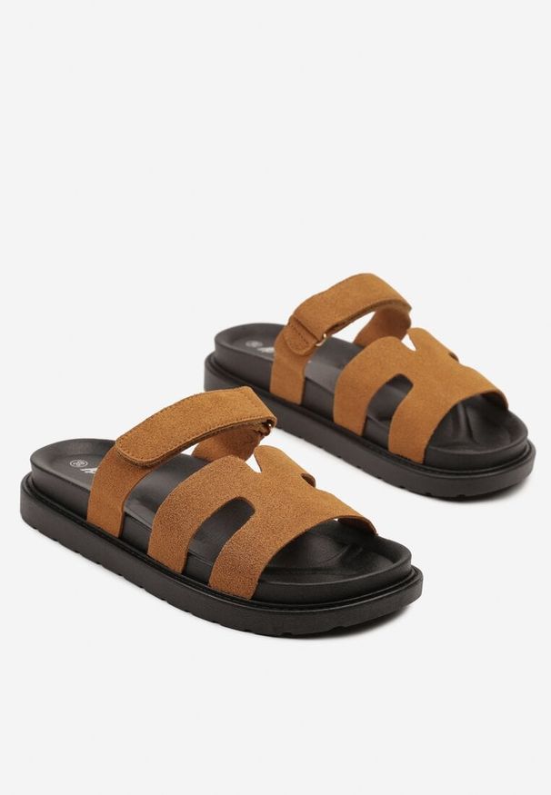 Born2be - Brązowe Klapki z Geometrycznymi Wycięciami Novilinae. Okazja: na co dzień. Kolor: brązowy. Wzór: geometria. Sezon: lato. Styl: casual, elegancki
