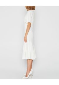 MARLU - Biała sukienka Ingrid. Okazja: do pracy. Kolor: biały. Materiał: wiskoza, elastan, materiał. Wzór: gładki. Typ sukienki: proste, rozkloszowane. Długość: midi #4