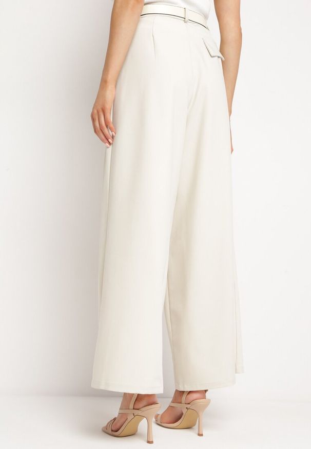 Born2be - Jasnobeżowe Spodnie z Szerokimi Nogawkami Palazzo i Paskiem z Klamrą Pietalina. Stan: podwyższony. Kolor: beżowy. Materiał: tkanina. Styl: klasyczny