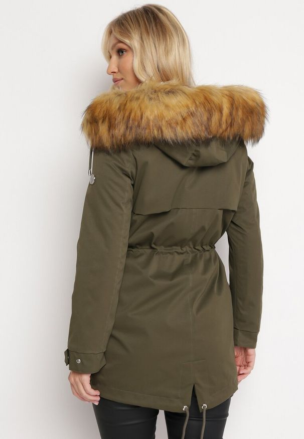 Born2be - Ciemnozielona Kurtka Parka z Kapturem i Futerkiem Nemilia. Typ kołnierza: kaptur. Kolor: zielony. Materiał: futro. Styl: klasyczny