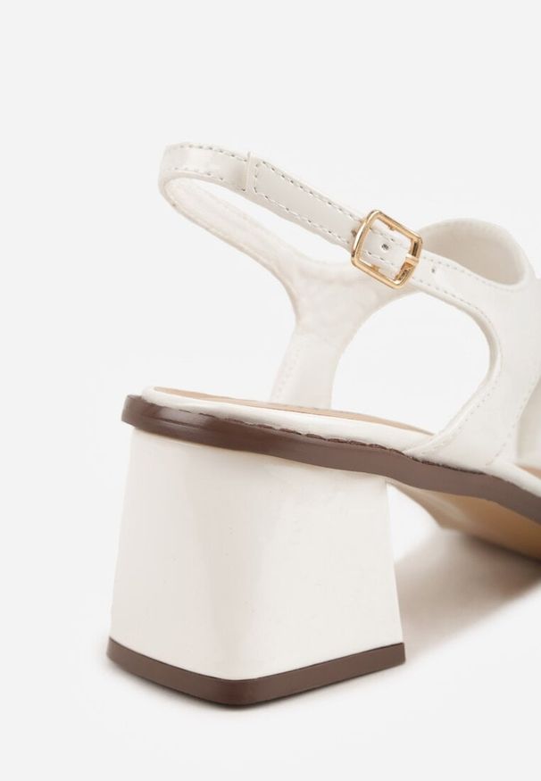 Renee - Białe Sandały w Stylu Japonek na Niskim Słupku z Aplikacją Fyreltarish. Kolor: biały. Wzór: aplikacja. Obcas: na słupku