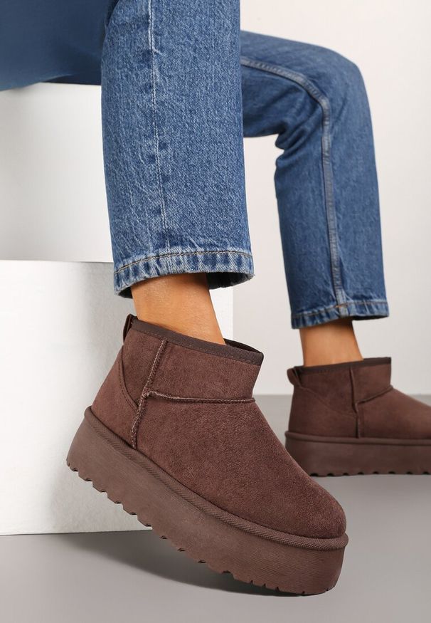 Renee - Brązowe Śniegowce z Imitacji Zamszu na Platformie z Niską Cholewką Reanirae. Okazja: na co dzień, na spacer. Wysokość cholewki: przed kostkę. Kolor: brązowy. Materiał: zamsz. Szerokość cholewki: normalna. Obcas: na platformie. Styl: casual