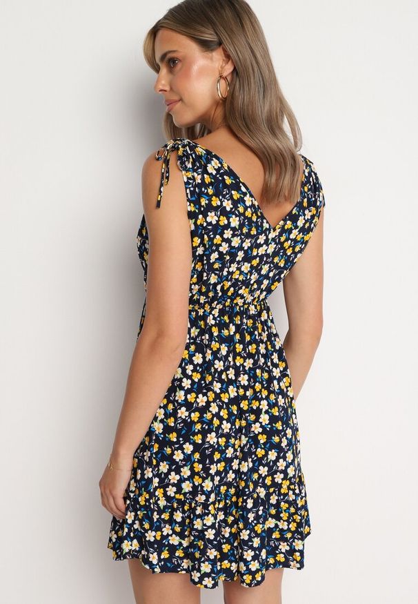 Born2be - Granatowa Rozkloszowana Bawełniana Sukienka w Kwiaty z Gumką w Pasie Evieles. Okazja: na co dzień, na spacer. Typ kołnierza: dekolt w kształcie V. Kolor: niebieski. Materiał: bawełna. Wzór: kwiaty. Sezon: wiosna, lato. Styl: casual, klasyczny