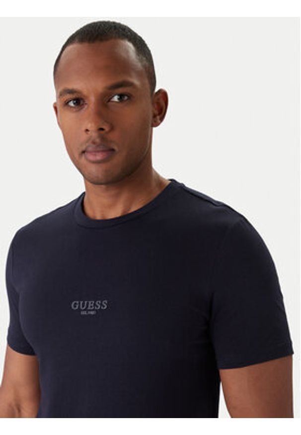 Guess T-Shirt M2YI72 I3Z14 Granatowy Slim Fit. Kolor: niebieski. Materiał: bawełna