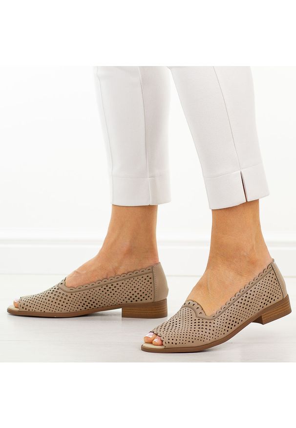 Beżowe ażurowe półbuty damskie Jezzi 25113-9. Okazja: na co dzień, na imprezę. Nosek buta: otwarty. Kolor: biały. Wzór: ażurowy. Materiał: skóra. Sezon: wiosna, lato. Obcas: na obcasie. Styl: casual, elegancki, klasyczny, wizytowy. Wysokość obcasa: niski