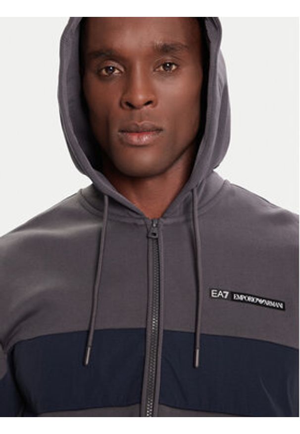 EA7 Emporio Armani Dres 7M000940 AF10377 U8117 Szary Modern Fit. Kolor: szary. Materiał: bawełna