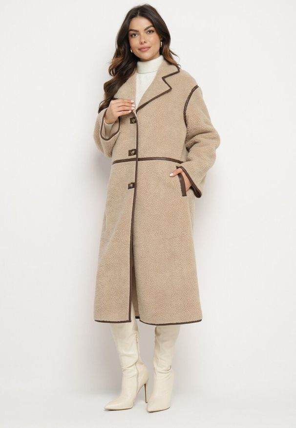 Born2be - Beżowy Jednorzędowy Płaszcz z Futerka Typu Baranek z Ozdobnymi Przeszyciami Zinnamira. Okazja: na co dzień. Kolor: beżowy. Materiał: futro. Długość rękawa: długi rękaw. Długość: długie. Styl: wizytowy, casual, klasyczny, elegancki
