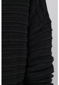 Vero Moda Sweter damski kolor czarny z golfem. Typ kołnierza: golf. Kolor: czarny. Materiał: bawełna, dzianina. Długość rękawa: długi rękaw. Długość: długie. Wzór: ze splotem #2