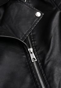 Renee - Czarna Motocyklowa Kurtka o Fasonie Ramoneski Chivi. Okazja: na co dzień. Kolor: czarny. Materiał: jeans, koronka, skóra, poliester. Styl: rockowy, klasyczny, casual #2