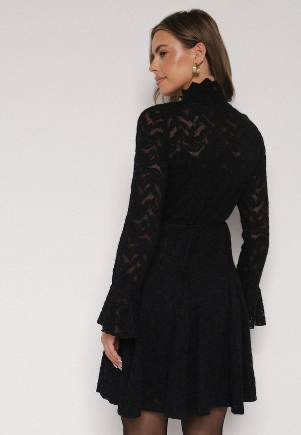 Born2be - Czarna Koronkowa Sukienka z Wiązaniem Półgolfem i Falbankami Alnefera. Okazja: na co dzień. Typ kołnierza: kołnierz z falbankami. Kolor: czarny. Materiał: koronka. Długość rękawa: na ramiączkach. Styl: klasyczny, casual