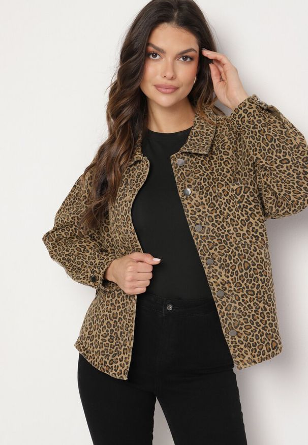 Born2be - Brązowa Kurtka Jeansowa w Drobne Cętki o Koszulowym Kroju Cesisia. Okazja: na co dzień, do pracy. Kolor: brązowy. Materiał: jeans. Długość rękawa: długi rękaw. Długość: długie. Styl: casual, klasyczny, elegancki