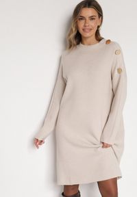 Born2be - Beżowa Sweterkowa Sukienka Pudełkowa Ozdobiona z Boku Guzikami Tustina. Okazja: na co dzień. Kolor: beżowy. Materiał: jeans. Wzór: aplikacja. Typ sukienki: proste. Styl: casual, elegancki #7