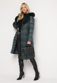 Born2be - Ciemnozielona Pikowana Kurtka za Kolano z Ozdobnym Futerkiem Velveti. Kolor: zielony. Materiał: futro. Wzór: aplikacja #2