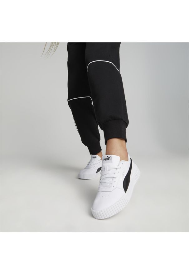 Puma - Damskie sneakersy Carina 2.0 PUMA White Black Silver Gray. Okazja: na plażę. Kolor: czarny, szary, biały, wielokolorowy. Materiał: syntetyk, materiał. Sezon: lato. Sport: tenis