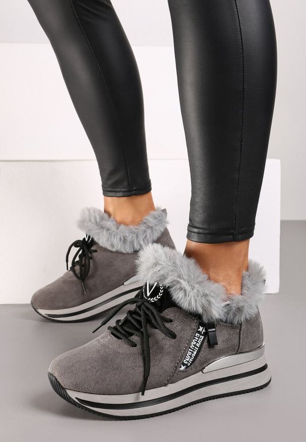 Renee - Szare Sneakersy na Płaskiej Podeszwie z Napisem i Futerkiem Taricea. Okazja: na co dzień. Kolor: szary. Materiał: futro. Wzór: napisy. Obcas: na płaskiej podeszwie