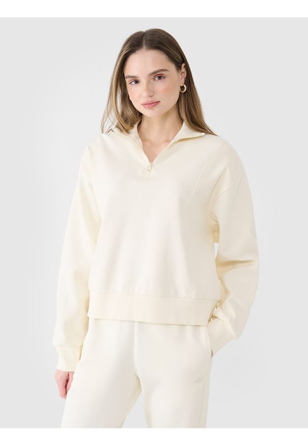 4f - 4F Bluza dresowa nierozpinana bez kaptura damska - biała M. Okazja: na co dzień. Typ kołnierza: bez kaptura. Kolor: biały. Materiał: dresówka. Wzór: gładki, ze splotem. Styl: casual, klasyczny, sportowy