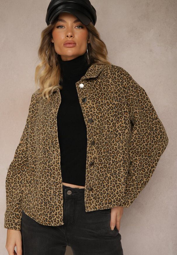 Renee - Brązowa Jeansowa Kurtka Koszulowa w Panterkowy Print Cesida. Okazja: na co dzień. Typ kołnierza: kołnierz z falbankami. Kolor: brązowy. Materiał: jeans. Długość rękawa: długi rękaw. Długość: długie. Wzór: nadruk. Styl: casual, elegancki, wizytowy