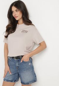 Born2be - Beżowy Bawełniany T-shirt Typu Oversize z Nadrukiem i Napisem Fillana. Okazja: na co dzień. Kolor: beżowy. Materiał: bawełna. Wzór: napisy, nadruk. Styl: casual #3
