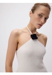 Reserved - Top z szydełkowanym kwiatem - złamana biel. Materiał: bawełna, dzianina. Wzór: kwiaty #1