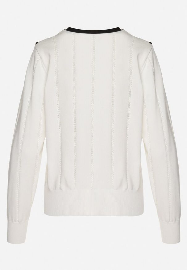 Born2be - Biały Sweter z Wiskozą Ozdobiony Kokardą Eleganckimi Guzikami i Kontrastowymi Detalami Miariel. Okazja: na co dzień. Typ kołnierza: kokarda. Kolor: biały. Materiał: wiskoza. Długość rękawa: długi rękaw. Długość: długie. Wzór: aplikacja. Styl: elegancki