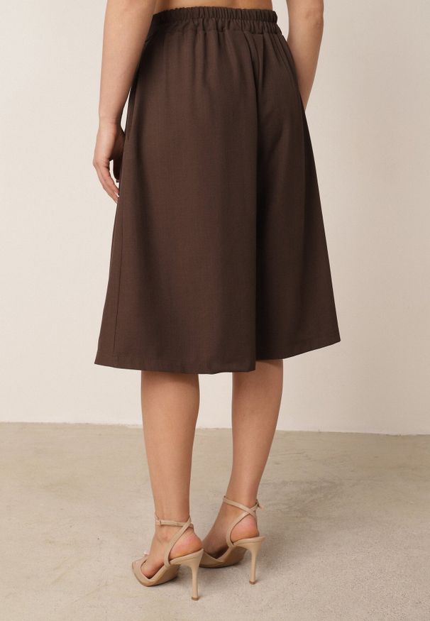 Born2be - Brązowe Garniturowe Szorty Eleganckie z Szerokimi Nogawkami i Zaszewkami Artessa. Kolor: brązowy. Styl: elegancki