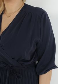 Born2be - Granatowa Plisowana Sukienka Maxi z Kopertowym Dekoltem i Wiązaniem w Talii Lariah. Kolekcja: plus size. Kolor: niebieski. Materiał: materiał. Typ sukienki: kopertowe. Długość: maxi #4