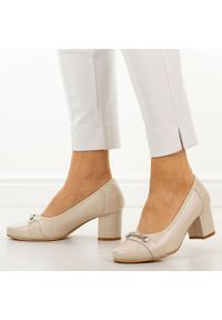 Beżowe skórzane czółenka damskie Cambell 19450. Okazja: na ślub cywilny, na wesele, na imprezę. Nosek buta: okrągły. Kolor: beżowy. Szerokość cholewki: normalna. Materiał: skóra. Sezon: wiosna, jesień, lato. Obcas: na obcasie. Styl: elegancki, klasyczny, wizytowy. Wysokość obcasa: średni #1