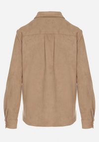 Born2be - Beżowa Koszula z Imitacji Zamszu Ozdobiona Klapami Retarna. Okazja: na co dzień. Typ kołnierza: kołnierzyk klasyczny. Kolor: beżowy. Materiał: zamsz. Wzór: aplikacja. Styl: klasyczny, casual, elegancki #4