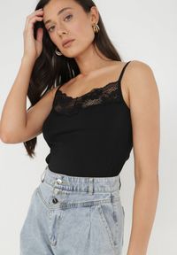 Born2be - Czarny Top Bawełniany Thelameia. Kolor: czarny. Materiał: bawełna. Długość rękawa: na ramiączkach. Wzór: gładki, koronka #1
