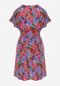 Born2be - Różowo-Niebieska Sukienka Mini z Szeroką Gumką w Talii i Kopertowym Dekoltem Nevun. Typ kołnierza: dekolt kopertowy. Kolor: niebieski. Materiał: wiskoza. Wzór: kolorowy, kwiaty, aplikacja. Sezon: lato. Typ sukienki: kopertowe. Długość: mini #6