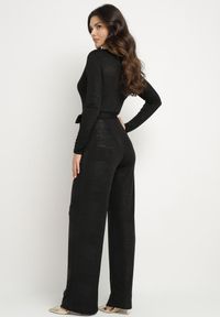 Born2be - Czarny Kopertowy Kombinezon z Wiskozą Zdobiony Wiązanym Paskiem Nalissa. Okazja: na co dzień. Kolor: czarny. Materiał: wiskoza. Długość: długie. Wzór: aplikacja. Styl: elegancki, casual #2