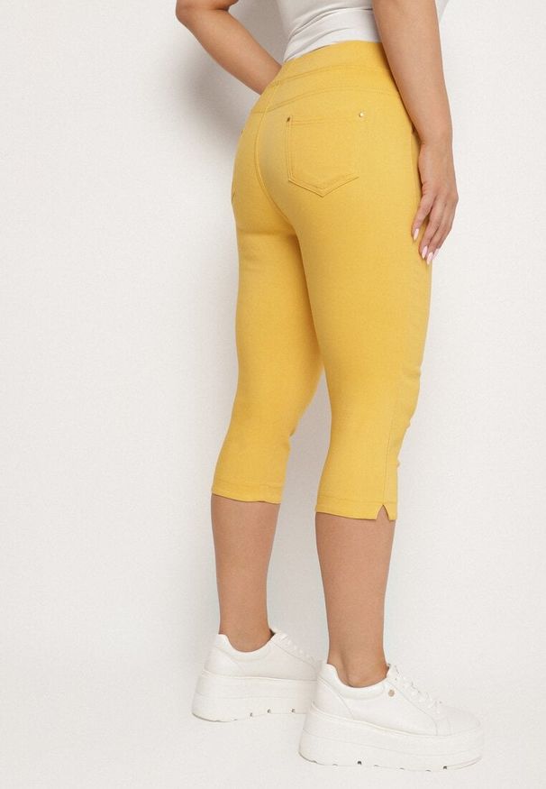 Born2be - Żółte Spodnie z Bawełny o Kroju Capri Dolonisa. Okazja: na co dzień. Kolor: żółty. Materiał: bawełna. Styl: casual, elegancki, młodzieżowy