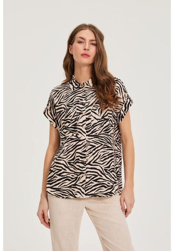 MOODO - Koszula w zwierzęcy wzór beżowa. Kolor: beżowy. Materiał: wiskoza. Wzór: motyw zwierzęcy