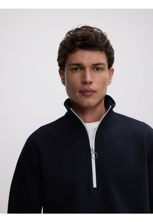 Reserved - Bawełniana bluza regular fit - granatowy. Kolor: niebieski. Materiał: bawełna