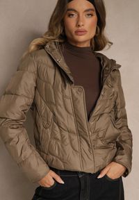 Renee - Brązowa Kurtka Przejściowa z Kapturem w Oryginalne Pikowane Przeszycia Arivitta. Okazja: na spacer. Typ kołnierza: kaptur. Kolor: brązowy. Materiał: jeans, poliester #5