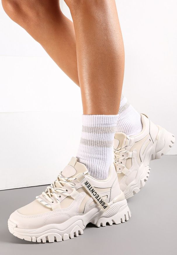 Renee - Beżowe Sneakersy na Grubej Podeszwie z Dekoracyjną Taśmą Ilkins. Wysokość cholewki: za kostkę. Kolor: beżowy