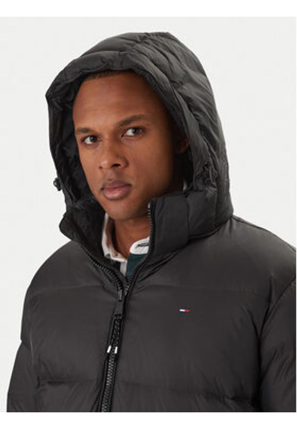 Tommy Jeans Kurtka puchowa Essential DM0DM19786 Czarny Regular Fit. Kolor: czarny. Materiał: syntetyk