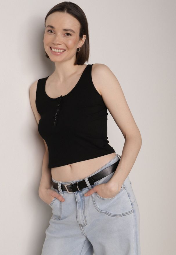 Born2be - Czarny Prążkowany Top na Szerokich Ramiączkach z Bawełny Zdobiony Guzikami Bernella. Okazja: na spacer. Kolor: czarny. Materiał: prążkowany, bawełna. Długość rękawa: na ramiączkach. Wzór: aplikacja. Sezon: zima, lato. Styl: elegancki